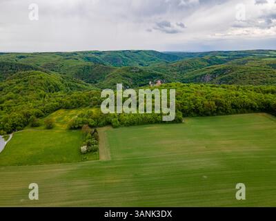 Vue aérienne drone en été du parc national de Thayatal avec des champs et des parties du château de Hardegg au premier plan et la République tchèque au loin und Banque D'Images