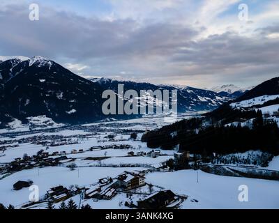 Vue aérienne par drone de la vallée du Ziller couverte de neige par un jour nuageux situé dans les alpes autrichiennes en hiver Fuegen, Tyrol, Autriche. Banque D'Images