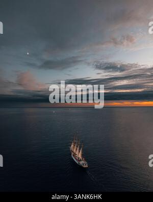 Vue aérienne de la baie tranquille avec des yachts de luxe naviguant dans le coucher du soleil, Primorje-Gorski Kotar, Croatie. Banque D'Images