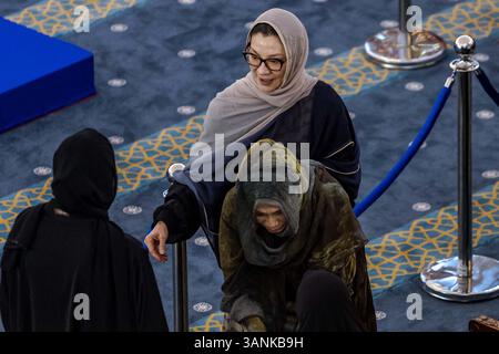 Kuala Lumpur, Selangor, Malaisie. 15 avril 2025. L'actrice malaisienne Michelle Yeoh assiste aux funérailles de l'ancien premier ministre Abdullah Ahmad Badawi à la mosquée nationale de Kuala Lumpur, en Malaisie, le 15 avril 2025. Affectueusement connu sous le nom de ''Pak Lah'', Abdullah Ahmad Badawi, cinquième premier ministre de MalaysiaÃs, a dirigé le pays de 2003 à 2009 après avoir succédé à Mahathir Mohamad. Il est décédé à 85 ans après des années de déclin de sa santé. Crédit : ZUMA Press, Inc/Alamy Live News Banque D'Images