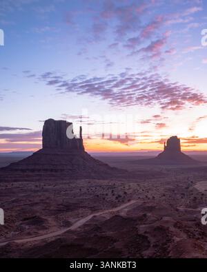 Vue aérienne des formations rocheuses majestueuses au coucher du soleil à Monument Valley, Arizona, États-Unis. Banque D'Images