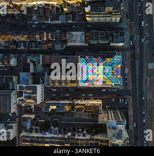 Vue aérienne d'un paysage urbain vibrant avec des bâtiments colorés et des motifs géométriques, Brighton, Angleterre. Banque D'Images