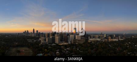 Vue aérienne de l'horizon panoramique avec gratte-ciel moderne au coucher du soleil, Midtown, Atlanta, Géorgie, États-Unis. Banque D'Images
