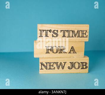 Bloc de bois avec les mots « il est temps pour un nouveau travail » écrit dessus Banque D'Images