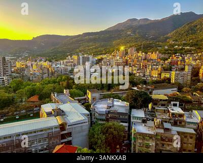 Taipei, Taïwan, Grand angle, paysage urbain, Centre-ville, paysage de montagne, jour, (Beitou District, Qingjiang) Banque D'Images
