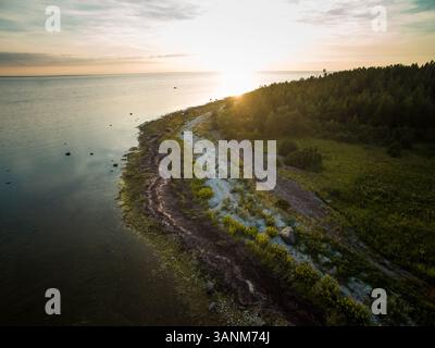 Vue aérienne de la côte estonienne au coucher du soleil sur l'île de vormsi. Banque D'Images