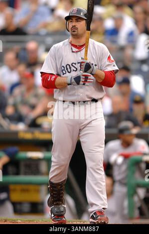 24 juin 2011 : Adrian Gonzalez #28 en action lors du match MLB entre les Boston Red Sox et les Pittsburgh Pirates au PNC Park. (Crédit image : © Jason Pohuski/Cal Sport Media/ZUMAPRESS.com) Banque D'Images