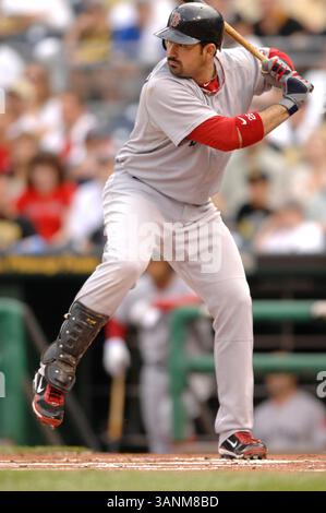 24 juin 2011 : Adrian Gonzalez #28 en action lors du match MLB entre les Boston Red Sox et les Pittsburgh Pirates au PNC Park. (Crédit image : © Jason Pohuski/Cal Sport Media/ZUMAPRESS.com) Banque D'Images