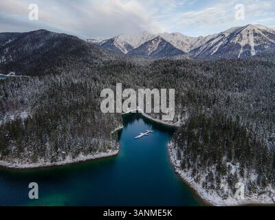 Vue aérienne de la forêt enneigée au lac Eibsee en Bavière, Allemagne. Banque D'Images