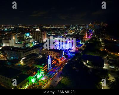 Vue aérienne du centre-ville de Miami Beach la nuit avec Breakwater Hotel, Clevelander Hotel, South Beach, Floride, États-Unis. Banque D'Images