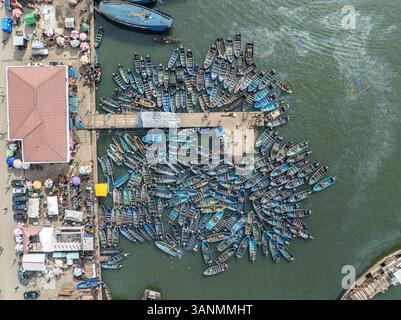 Vue aérienne de la jetée bonny animée avec des bateaux traditionnels et des activités de marché animées, Port Harcourt, Nigeria. Banque D'Images