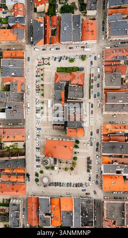 Vue aérienne de la place principale historique avec hôtel de ville et immeubles colorés, Paczkow, Pologne. Banque D'Images