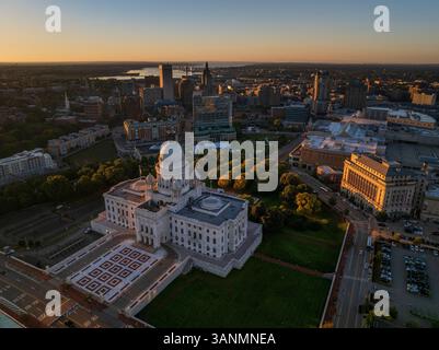 Vue aérienne de la belle skyline au lever du soleil avec les lumières de la ville et les gratte-ciel, y compris le bâtiment Superman, Providence, Rhode Island, États-Unis. Banque D'Images