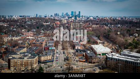 Vue aérienne de la ville moderne avec quartier résidentiel et centre-ville, Brighton, Massachusetts, États-Unis. Banque D'Images