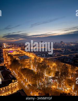 Vue aérienne d'un paysage urbain animé illuminé par des lumières festives la nuit, Zagreb, Croatie. Banque D'Images