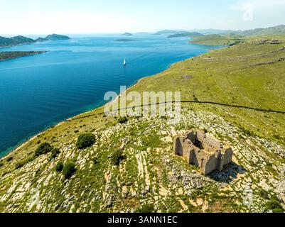 Vue aérienne de la mer bleue transparente sur les îles Kornati, Murter-Kornati, Croatie. Banque D'Images