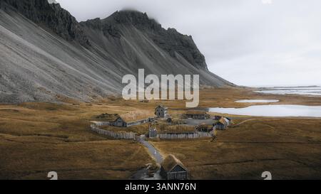 Vue aérienne du sommet de montagne enneigé à Stokksnes, région sud, Islande. Banque D'Images