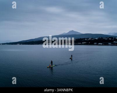 Vue aérienne de personnes qui paddle board dans le fjord à Akureyri, Islande. Banque D'Images