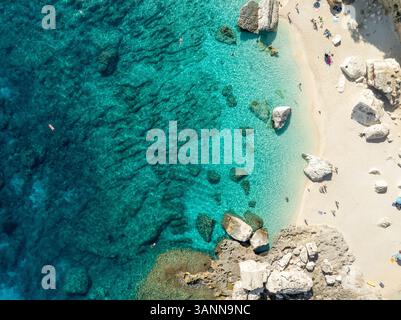 Vue aérienne de la plage de mariolu avec une femme sur un matelas gonflable, baunei, italie. Banque D'Images