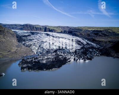 Vue aérienne du glacier Solheimajokull dans le sud de l'Islande. Banque D'Images