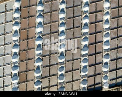 Vue aérienne de motifs géométriques de panneaux solaires dans une centrale solaire, Yaiza, Espagne. Banque D'Images