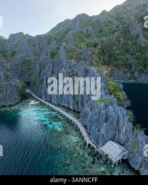 Vue aérienne de la belle côte tropicale avec des falaises et des formations rocheuses, Coron, Philippines. Banque D'Images