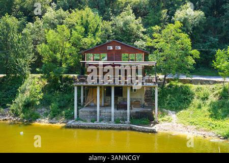 Restaurant Riverside 'Savina luka' sur pilotis près du village de Rijeka Crnojevića dans les montagnes du Monténégro dans les Balkans Banque D'Images