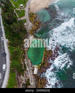 Vue aérienne des Bronte Baths, une piscine d'eau salée au bord de l'océan, Sydney, Nouvelle-Galles du Sud, Australie. Banque D'Images