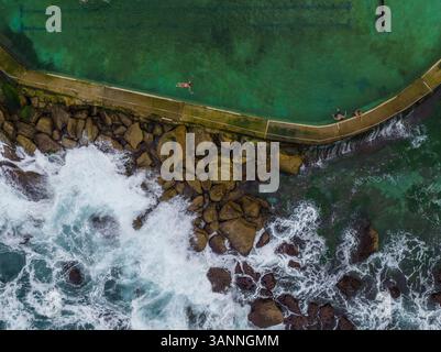 Vue aérienne des Bronte Baths, une piscine d'eau salée au bord de l'océan, Sydney, Nouvelle-Galles du Sud, Australie. Banque D'Images
