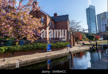 The Lock Keeper's Cottage à côté du canal rochdale à Manchester sur un printemps. Banque D'Images