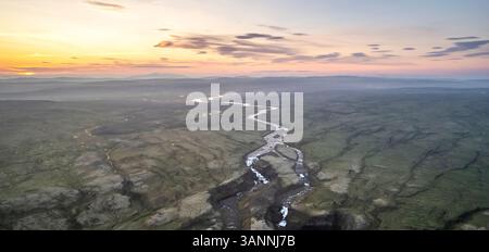 Vue aérienne panoramique de la cascade Haifoss au coucher du soleil, sud, Islande. Banque D'Images