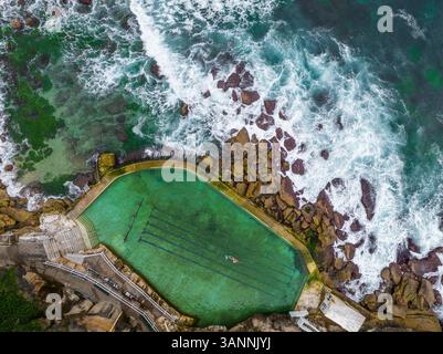 Vue aérienne des Bronte Baths, une piscine d'eau salée au bord de l'océan, Sydney, Nouvelle-Galles du Sud, Australie. Banque D'Images