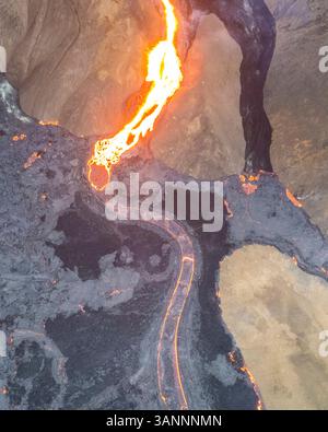 Vue aérienne d'un ruisseau de lave coulant du volcan Fagradalsfjall pendant l'éruption, Islande. Banque D'Images