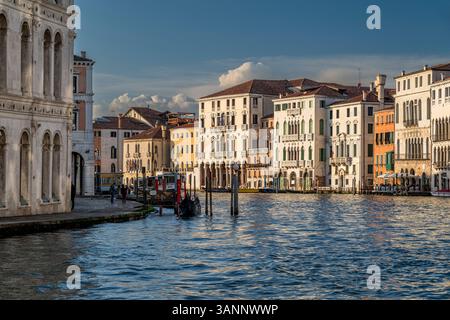 Vue panoramique du Grand canal au coucher du soleil, Venise, Vénétie, Italie Banque D'Images
