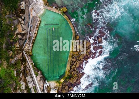 Vue aérienne des Bronte Baths, une piscine d'eau salée au bord de l'océan, Sydney, Nouvelle-Galles du Sud, Australie. Banque D'Images
