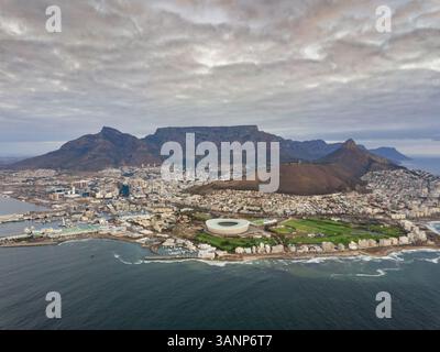 Vue panoramique aérienne de la banlieue de Mouille point au Cap, Afrique du Sud. Banque D'Images