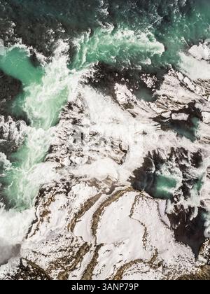 Vue aérienne abstraite de la rivière Ölfusá en hiver en Islande. Banque D'Images