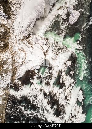 Vue aérienne abstraite de la rivière Ölfusá en hiver en Islande. Banque D'Images