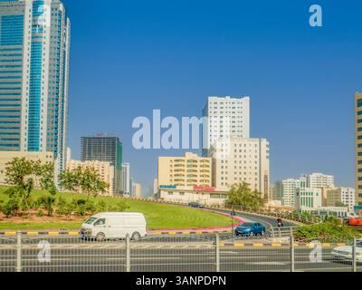 Sharjah, Émirats arabes Unis. Trafic routier Al Wahda Street vu avec l'immense centre commercial City Centre Sharjah. L'autoroute emblématique de la ville Banque D'Images