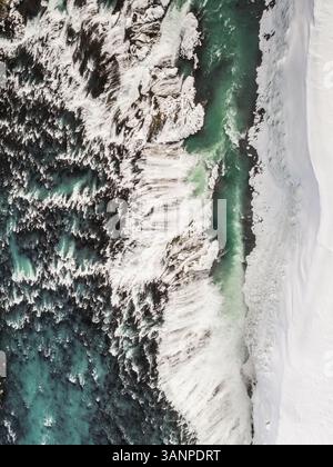 Vue aérienne abstraite de la rivière Ölfusá en hiver en Islande. Banque D'Images