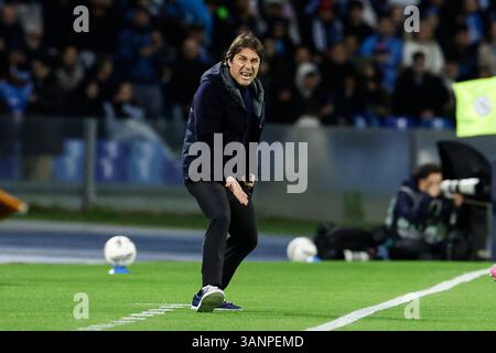 Napoli, Italie. 23 janvier 2022. Antonio Conte, entraîneur de Napoli, gesticulera lors du match de football Serie A entre Napoli et Empoli au stade Diego Armando Maradona de Naples, dans le sud de l'italie, le lundi 14 avril 2025. Sport - Soccer . (Photo de Alessandro Garofalo/LaPresse) crédit : LaPresse/Alamy Live News Banque D'Images