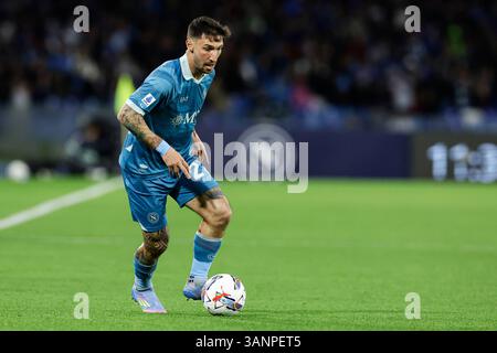 Napoli, Italie. 23 janvier 2022. Matteo Politano de Napoli contrôle le ballon lors du match de football Serie A entre Napoli et Empoli au stade Diego Armando Maradona à Naples, dans le sud de l'italie -lundi 14 avril 2025. Sport - Soccer . (Photo de Alessandro Garofalo/LaPresse) crédit : LaPresse/Alamy Live News Banque D'Images