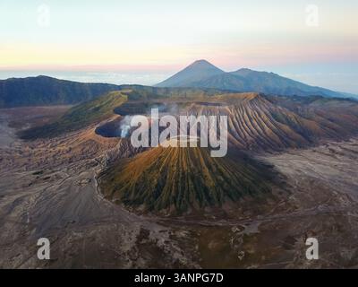 Vue aérienne du Mont bromo, volcan actif en Indonésie au lever du soleil. Banque D'Images