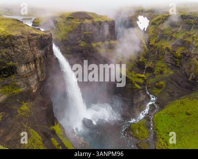 Vue aérienne de la cascade Haifoss sur la région sud de l'Islande pendant une journée brumeuse. Banque D'Images