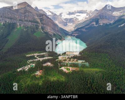 Vue aérienne de l'hôtel de luxe près du lac Louise entouré par de hautes montagnes, Alberta, Canada. Banque D'Images