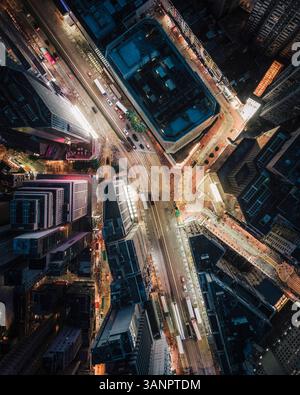 Vue aérienne de haut en bas du centre-ville de Hong Kong la nuit, vue de la lumière de la ville et des véhicules sur la route, île de Hong Kong, Chine. Banque D'Images