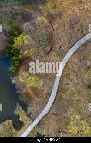 Vue aérienne du sentier le long du lac Marmo à Wheaton, Chicago, Illinois, États-Unis d'Amérique. Banque D'Images