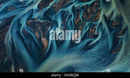 Vue aérienne de belles rivières tressées dans un paysage pittoresque, Kirkjubaejarklaustur, Islande. Banque D'Images