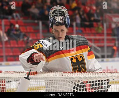 Budweis, République tchèque. 15 avril 2025. La gardienne de but allemande Sandra Abstreiter en action lors du Championnat mondial féminin de hockey sur glace de l’IIHF, Groupe B, match Allemagne vs Japon, Ceske Budejovice, République tchèque, 15 avril 2025. Crédit : Lubos Pavlicek/CTK photo/Alamy Live News Banque D'Images