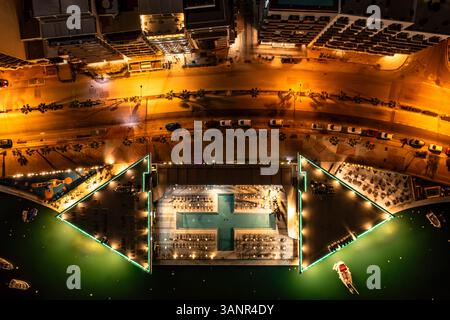Vue aérienne d'Aquapark illuminé avec des reflets de piscine éclairés, Sliema, Malte. Banque D'Images